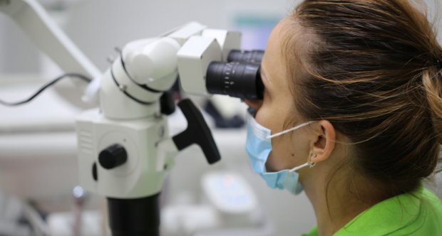 лечение зубных каналов под микроскопом от https://stomatologiya-konova.com/