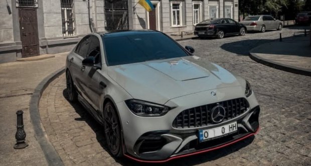 В Одесі «засвітився» 680-сильний седан Mercedes-AMG вартістю понад 7 млн грн