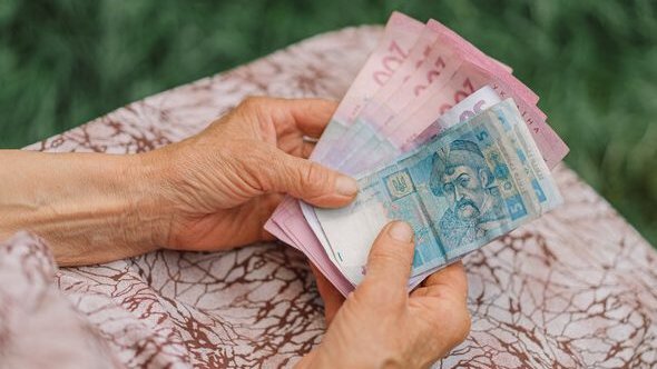 Хто з пенсіонерів отримає восени доплати: умови та розміри
