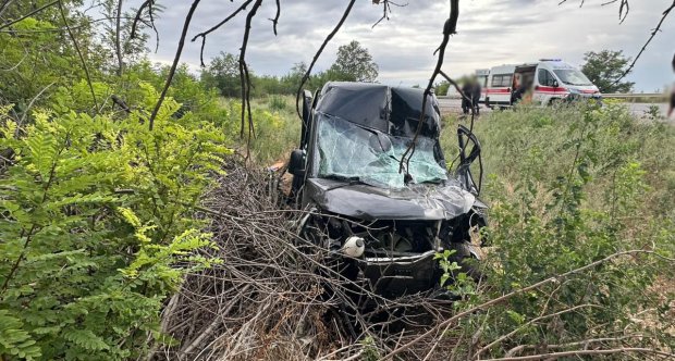На Одещині Mercedes врізався у вантажівку: постраждали троє людей, серед них дитина