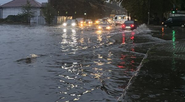 В Одесі підтоплено кілька вулиць через негоду: рух ускладнено