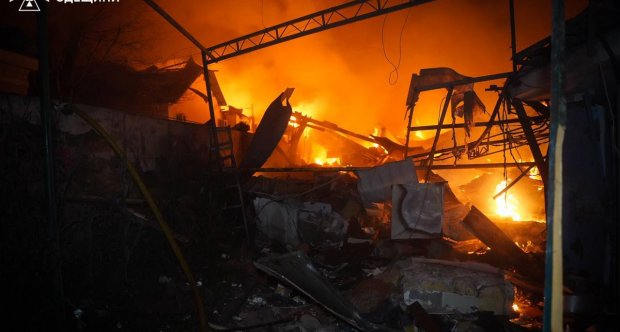 Російські війська атакували порт "Південний" на Одещині: виникли пожежі